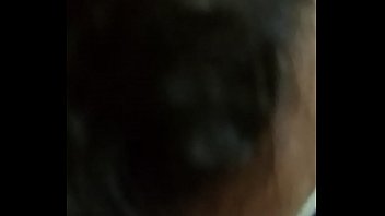 Азиатская брюнеточка в полумраке сладко лижет фаллос парнишку